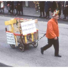 Umzug in Wollmatingen: Die Leiterwagen-Karawane unterwegs.