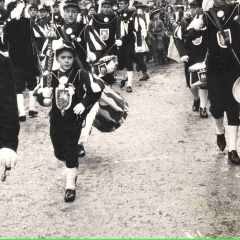 Der Fanfarenzug beim Sonntags-Umzug in der Stadt.