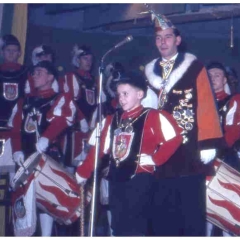 Bunter Abend im Schützen: Der kleine Tambourmajor begeisterte das Publikum.