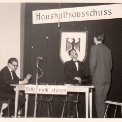 Bunter Abend im Schützen: In einem Bundes-Haushalts-Ausschuss stritten sich P. Bischoff, E. und S. Schaer, und W. Zinkhöfer.
