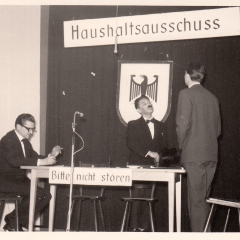 Bunter Abend im Schützen: In einem Bundes-Haushalts-Ausschuss stritten sich P. Bischoff, E. und S. Schaer, und W. Zinkhöfer.