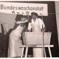 Bunter Abend im Schützen: In der Bundeswaschanstalt arbeiteten Paul Bischoff und A.Koch.