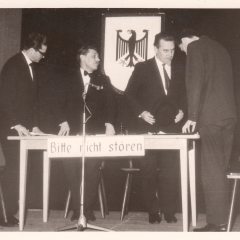 Bunter Abend im Schützen: In einem Bundes-Haushalts-Ausschuss stritten sich P. Bischoff, E. und S. Schaer, und W. Zinkhöfer.