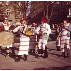 Schmutziger Donnerstag: Die Clowngruppe beim Narrenbaumstellen.