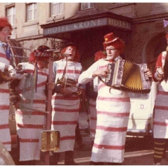 Schmutziger Donnerstag: Die Clowngruppe beim Wecken.