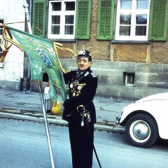 Schmutziger Donnerstag: Schneckenburg-Polizist Bollin führte de Narrenbaumumzug an.