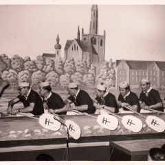 Bunter Abend im Schützen: Der Konstanzer Achter zeigte Kommunale Blüten auf. An den Rudern waren: L. Degen, W. Mutter, D. Stöß, K. Uetz, A. Volz, K. Hofmeier, E., R. und S. Schaer.