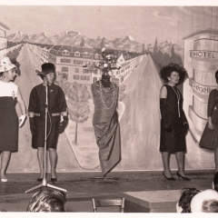 Bunter Abend im Schützen: Die eleganten Schaufensterpuppen E. Bischoff, E. Uetz, M. und W. Schaer erwachten zum Leben.