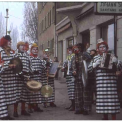 Schmutziger Donnerstag: Die Clowngruppe beim Wecken.