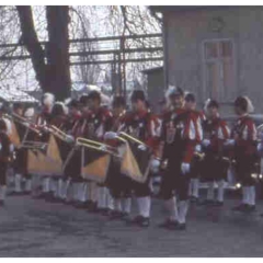 Schmutziger Donnerstag: Der Fanfarenzug in Reih und Glied.