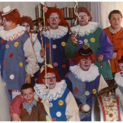 Schmutziger Donnerstag: Die Clowngruppe mit Prinzessin bei Kurt Matheis zu Hause.