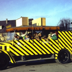 Schmutziger Donnerstag: Das Clownauto im neuen Anstrich auf dem Gottmannplatz.