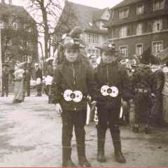 Schmuziger Donnerstag: Die späteren Elferräte und jetztigen Ehrenelfer Uwe und Norbert Fiedler beim Narrenbaumsetzen auf dem Gottmannplatz.