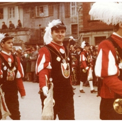 Schmuziger Donnerstag: Elferrat Oskar Bürger als Fanfarenspieler beim Narrenbaumumzug.