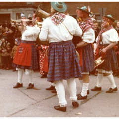 Schmuziger Donnerstag: Die Clowngruppe im Dirndl auf dem Gottmannplatz.