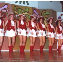 Narrenkonzerte im Konzil: Die Konstanzer Funken-Mariechen mit Maruth Blender, Bärbel Hepperle, Gaby Hörth, Ilona Hopp, Ursula Lusch, Margret Senger, Renate Spacil und Gisela Uetz.