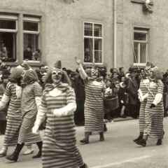 Umzug am Fasnachtssonntag: Und dann der Rest vom Verein. Mit Korb war Marga Theuerjahr dabei.