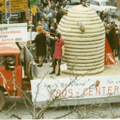 Umzug am Fasnachtssonntag: Das große Bienenhaus. Der Wagen der Schneckenburg.