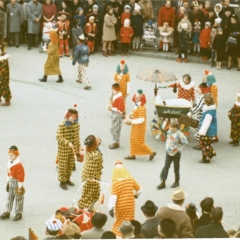 Umzug am Fasnachtssonntag: In der Mitte (im blauen Clown mit weissen Ärmeln) Marianne Schmalbach.