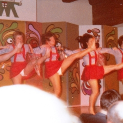 Narrenkonzerte im Konzil: Das Schneckenburg-Ballett nun als Schönheitsköniginnen. Unter der Leitung von Inge Stöß.