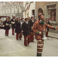 Umzug am Fasnachtssonntag: Die Clowngruppe unterwegs während dem Umzug. In der Mitte Ludwig Degen mit Megaphon.