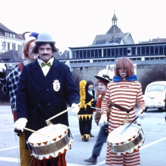 Umzug am Fasnachtssonntag: Paul Bischoff (Mitte) und Walter Stöß (Rechts) von der Clowngruppe am Aufstellungsplatz Döbele.