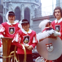 Der Fanfarenzug erstmalig in der neuen Uniform. Von Links: Herbert Heinrich, Bruno Zachenbacher und Gerd Zachenbacher.