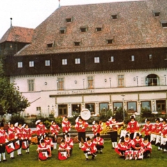 Der Fanfarenzug erstmalig in der neuen Uniform beim Gruppenbild vor dem Konzil.