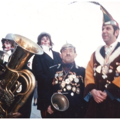 Rosenmontag: Die Clowngruppe vor dem morgendlichen Wecken vor dem Blumengeschäft Nübel. In der Mitte Narrenpolizist Bollin. Rechts Elferrat Dieter Stöß.