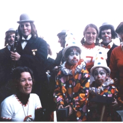 Rosenmontag: Die Clowngruppe vor dem morgendlichen Wecken vor dem Blumengeschäft Nübel. Rechts Präsident Konti I. Uetz.