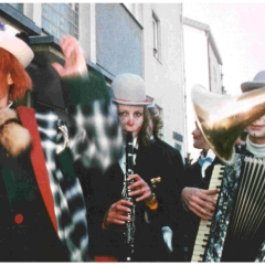 Rosenmontag: Die Clowngruppe vor dem morgendlichen Wecken vor dem Blumengeschäft Nübel. Links Narrenvater Martin Fistler.