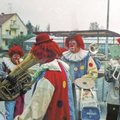 Rosenmontag: Werner Mutter, Paul Bischoff und Herbert May an den Trommeln. Im Hintergrund Armin Scheer.