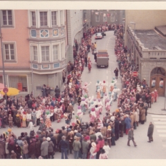 Umzug Fasnachtssonntag: Das Clownauto gefolgt vom Fußvolk biegt von der Marktstätte in die Brotlaube.