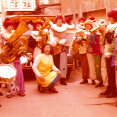 Umzug Fasnachtssonntag: Die Clowngruppe beim WarmUp an der Garage von Franz Benz.