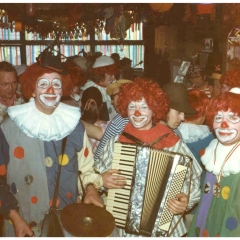 Schmutzige Donnerstag: Die Clowngruppe beim Schnurren. Mitten im Trubel von links nach rechts: Werner Mutter, Winfried Huber und Ewals Volz.