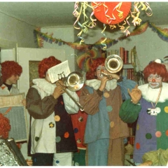 Schmutzige Donnerstag: Die Clowngruppe beim Spielen in der Wohnung von Kurt Matheis.