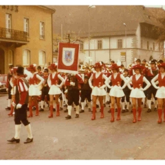 25 Jahre Fanfarenzug Schneckenburg: Garde und FZ präsentieren sich in der Stadt.