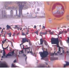 25 Jahre Fanfarenzug Schneckenburg: Garde und FZ präsentieren sich in der Stadt.