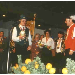 25 Jahre Fanfarenzug Schneckenburg: Alex Volz wurde vom Vertreter des Landesverbandes der Fanfarenzüge geehrt.