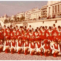 Fanfarenzug und Garde in Nizza: Gruppenfoto am Strand von Nizza.