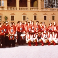 Fanfarenzug und Garde in Nizza: Gruppenbild vor dem Schloß von Monaco.
