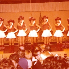 Narrenkonzerte im Konzil: Die Schneckenburg-Garde mit Ingrid Balm, Angelika Bertram, Ingrid Buck, Gisela Görn, Angelika Götz, Ulla Kleinmann, Cornelia Kurtscheidt, Renate Spacil, Angelika Stöß, Antje Titz und Gisela Vogt. Einstudiert von Inge Stöß.