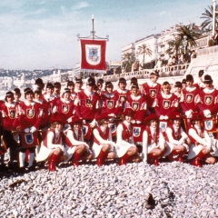 Fanfarenzug und Garde in Nizza: Gruppenbild an der Promenade.