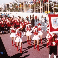 Fanfarenzug und Garde in Nizza: Auf dem Weg zum Umzug.