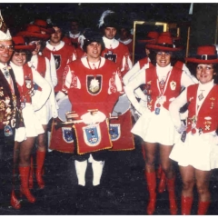 Fanfarenzug und Garde in Nizza: Gruppenbild mit Elferrat Ewald Volz (links).