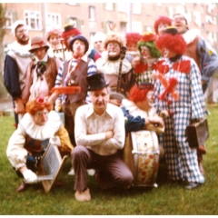 Rosenmontag: Die Clowngruppe bei der Familie Zachenbacher im Hindenburgblock.