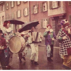 Schmutziger Donnerstag: Die Clowngruppe beim Narrenbaumumzug.
