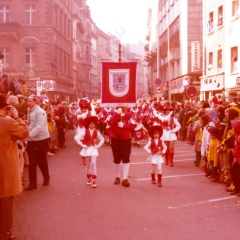 Umzug Fasnachtssonntag: Die Schneckenburg beim Umzug.