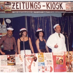 Narrenkonzerte im Konzil: Musikalischer Schlagzeilen-Flohmarkt und Nachlesestoff aus aller Welt. Gesungen von Inge, Dieter und Walter Stöß, Gisela Vogt, Sigi Greiß, Wolfgang Theuerjahr. Getextet von Willi Zinkhöfer. Musikalisches Arrangement und Einstudierung: Karl Podolka.