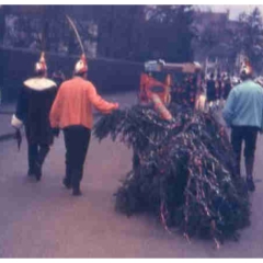 Schmutziger Donnerstag: Der Narrenbaumumzug durch die Straßen von Petershausen.